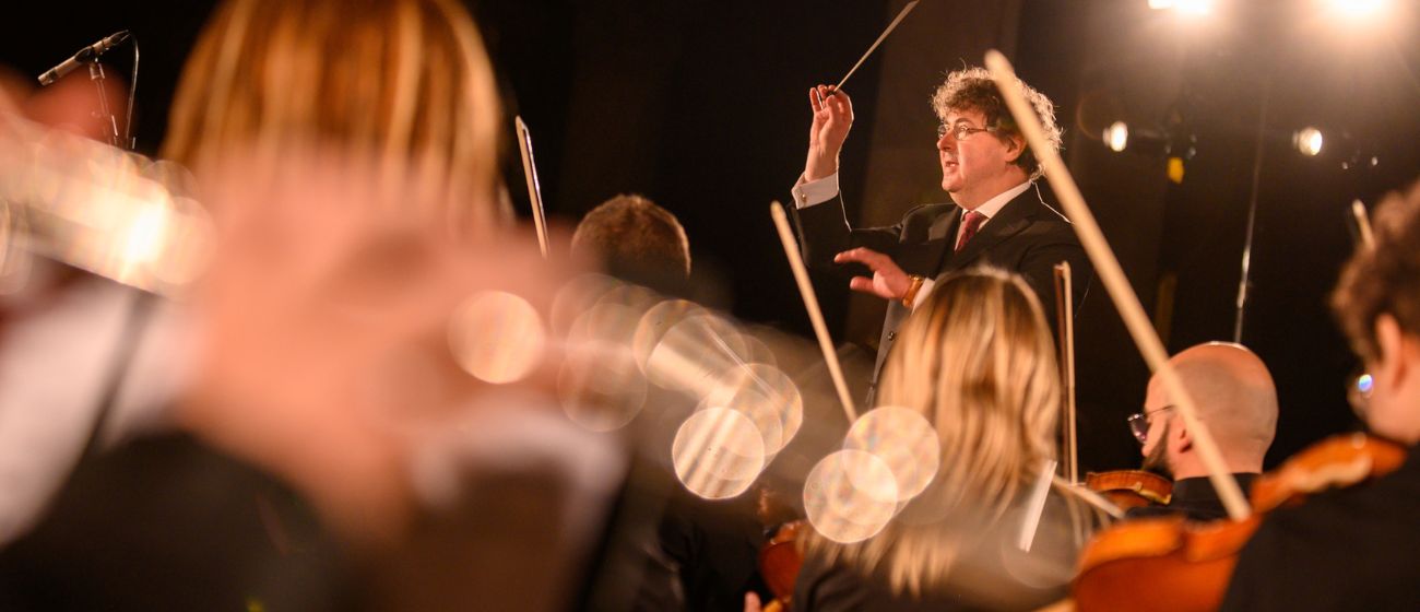 mauro tabasso_sotto lo stesso cielo_2025_1300x560